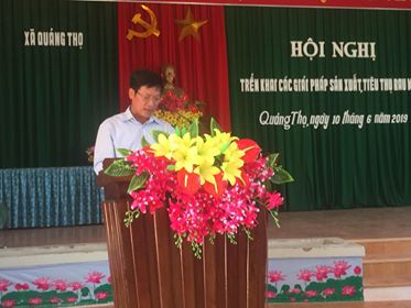 ông Nguyễn Lương Trí thay mặt chủ tọa lên đặt vấn đề nghị Hội nghị